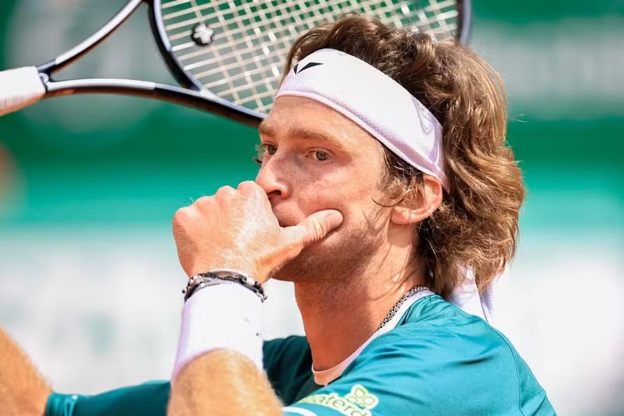 Andrey Rublev reage ao jogar contra o australiano Alexei Popyrin nas oitavas de final do Monte Carlo ATP Masters Series Tournament na quadra Rainier III 