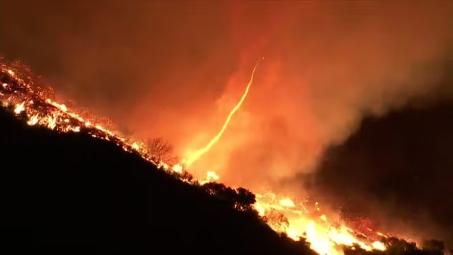 Tornado de fogo aparece no incêndio de Palisades, em Los Angeles 