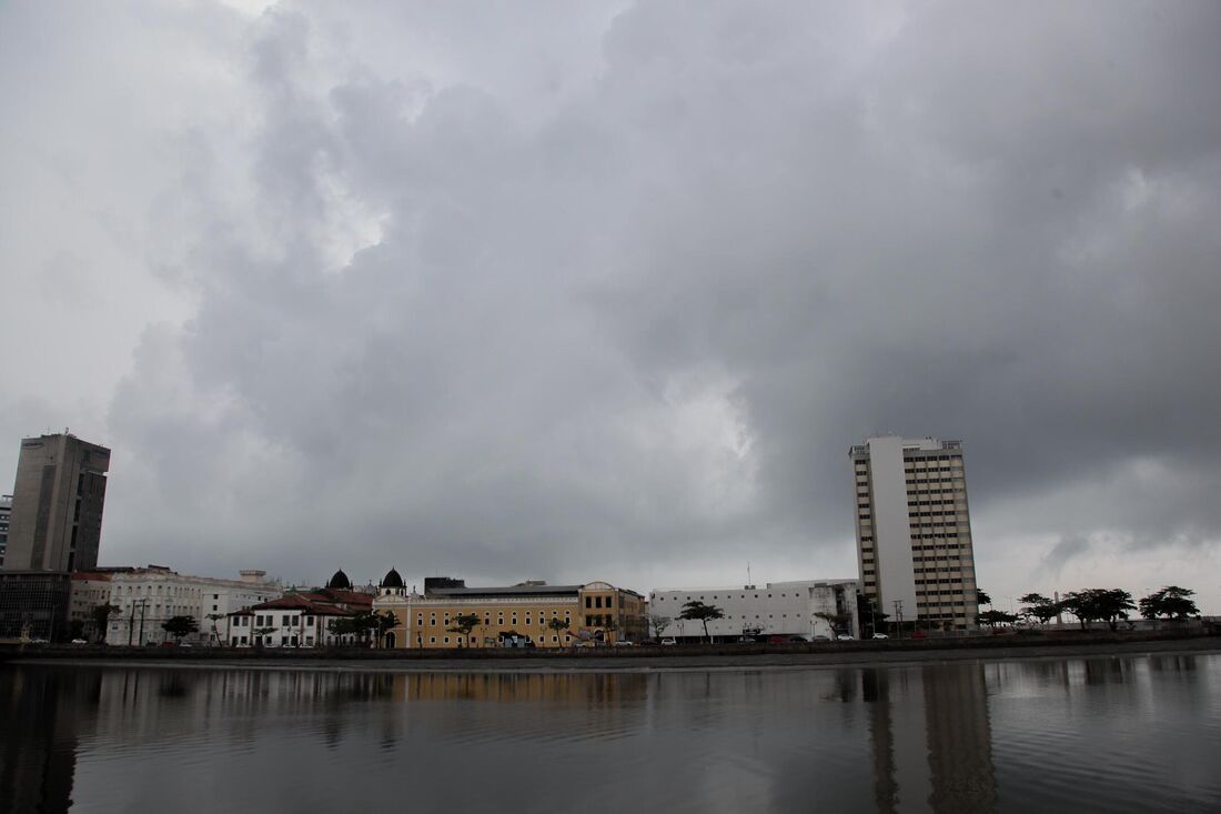 Tempo nublado no Recife