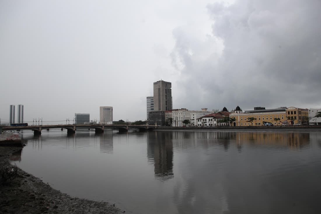 Manhã de chuvas no Grande Recife