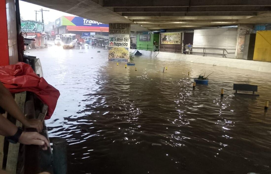 Estação Cavaleiro começou com água sobre os trilhos