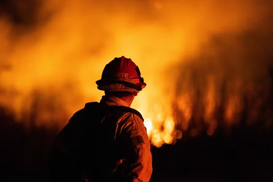 Bombeiro combate incêndio Auto, registrado na segunda-feira no condado de Ventura, na Califórnia 