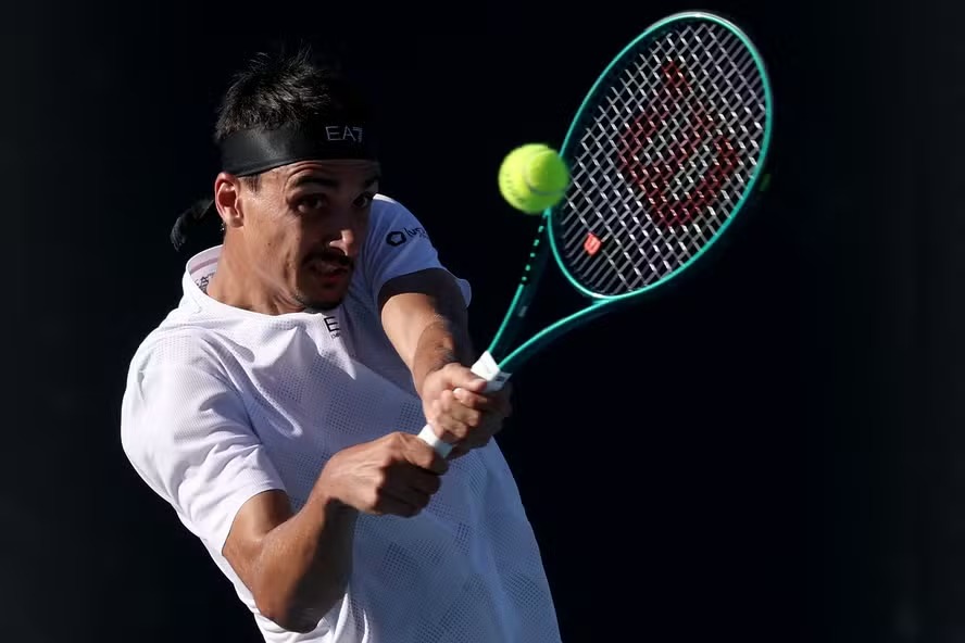 Tenista italiano Lorenzo Sonego é o próximo adversário do brasileiro João Fonseca no Australian Open 