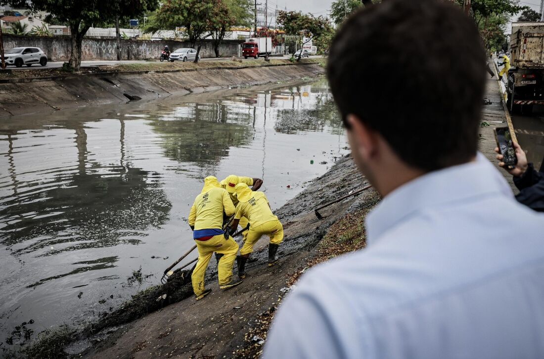 Trecho do Canal do Jordão em Boa Viagem, na Zona Sul do Recife, passa por limpeza intensificada