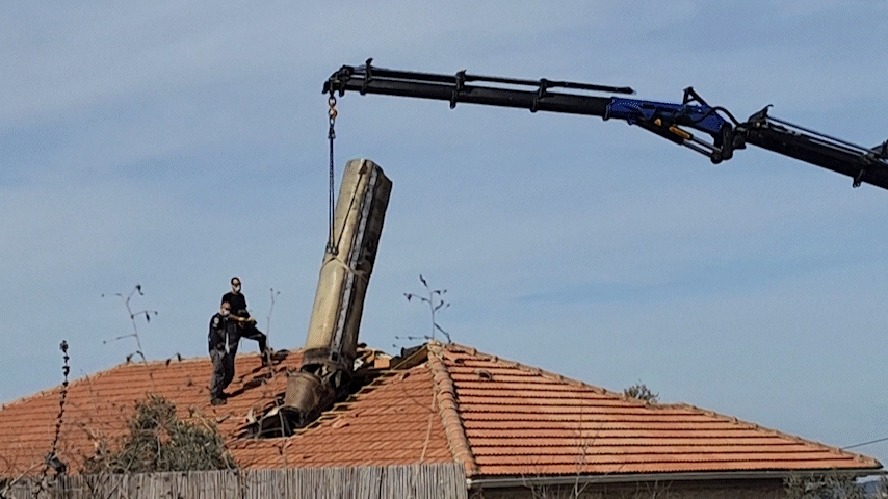 Míssil lançado do Iêmen cai no telhado de casa 