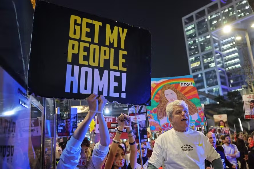 Manifestantes exigem a libertação de reféns israelenses em Gaza em ato em frente ao Ministério da Defesa de Israel 