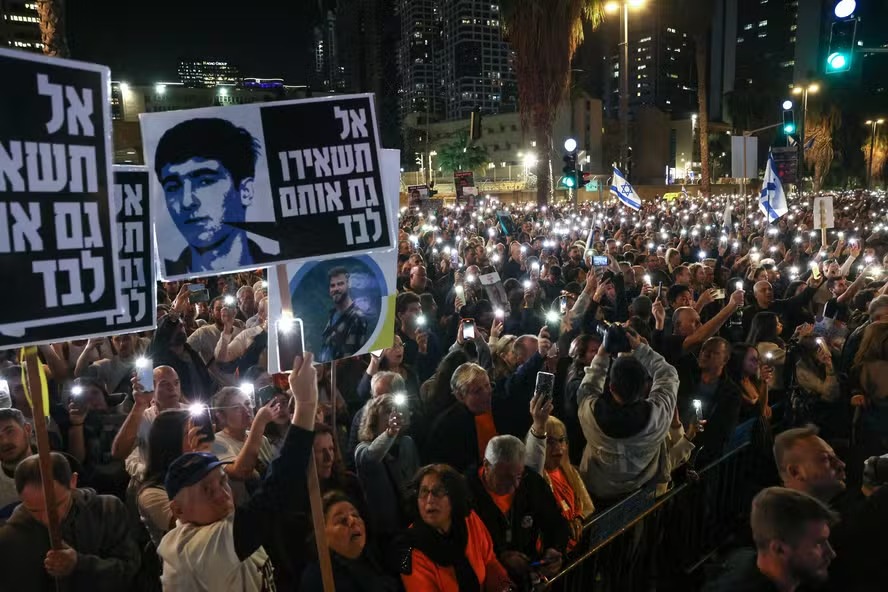 Manifestantes fazem ato em Tel Aviv para pedir retorno de reféns sequestrados pelo Hamas