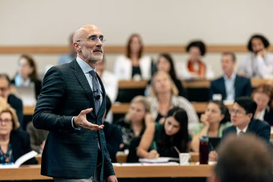 Arthur Brooks é autor de 13 livros 