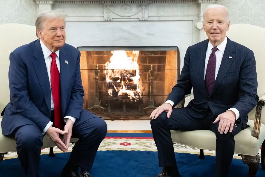 O presidente dos Estados Unidos, Joe Biden, e o presidente eleito Donald Trump se encontram na Casa Branca 