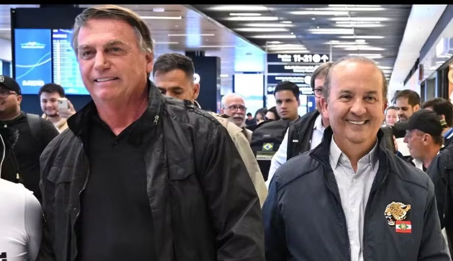 Jair Bolsonaro com Jorginho Mello no aeroporto em Santa Catarina 