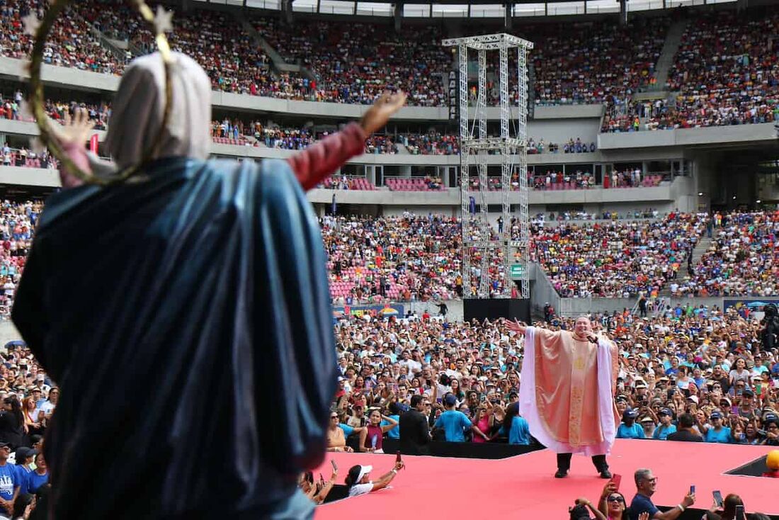 Obra de Maria comemorou os 35 anos com uma multidão na Arena de Pernambuco 