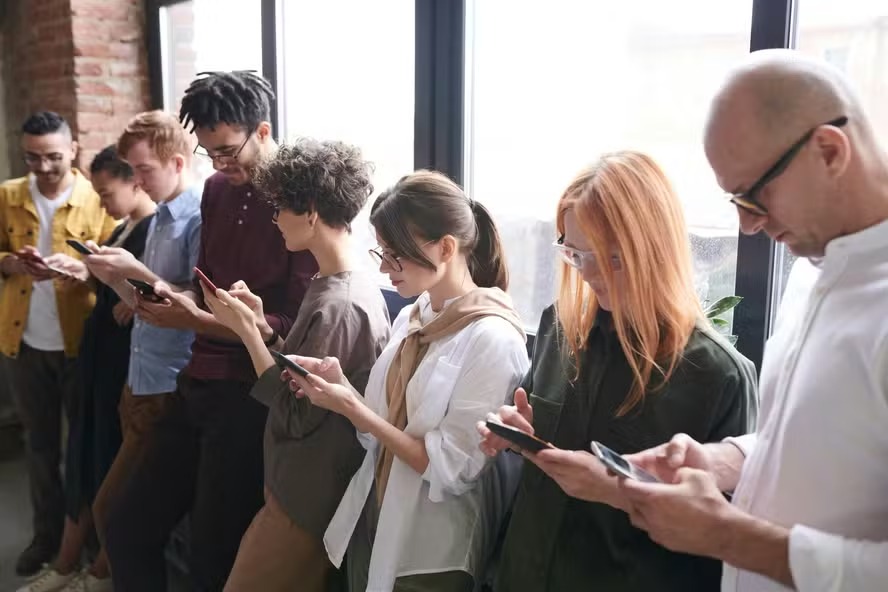 Uso excessivo de celulares com postura errada pode provocar lesões e dores 