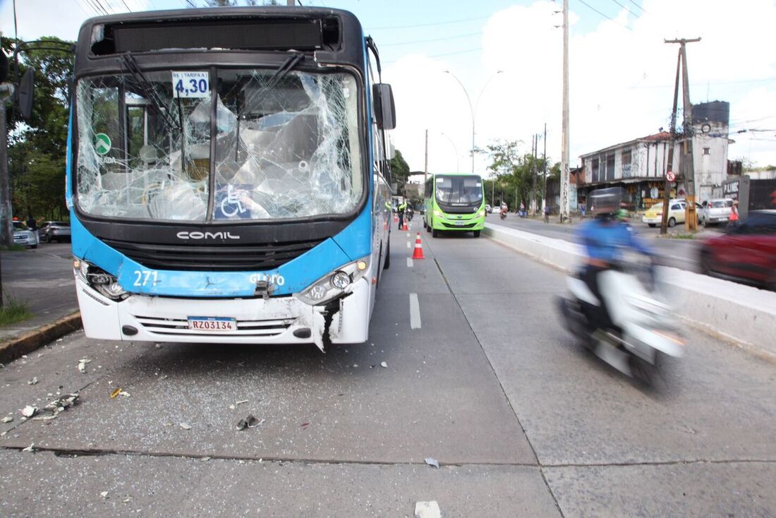 Colisão entre ônibus deixa feridos, na Avenida Norte; motorista teria passado mal