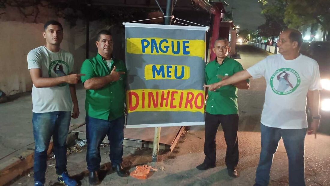 Ônibus no Grande Recife amanhecem parados e rodoviários alegam atraso: "Só vamos sair quando pagarem"