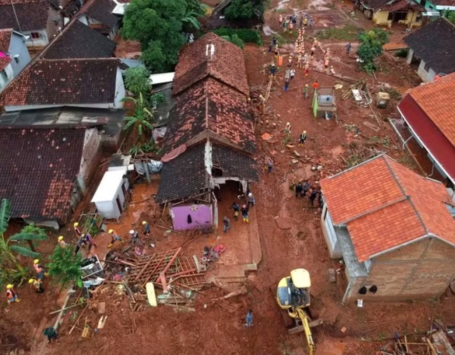 Deslizamento de terra na Indonésia deixa pelo menos 17 mortos 