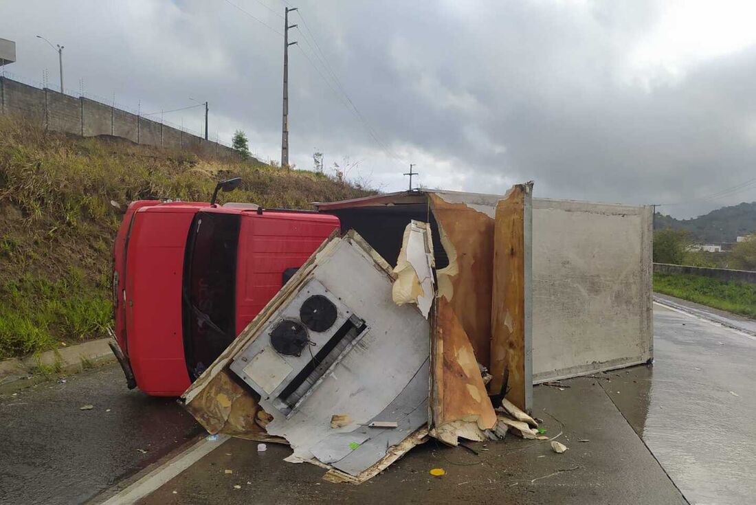 Caminhão tombou na rodovia