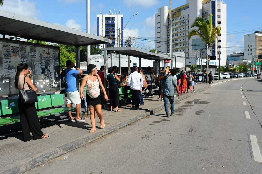 Paralisação dos rodoviários em protesto pelo atraso dos salários. Na foto, parada de ônibus na Avenida Agamenon Magalhães, no Derby