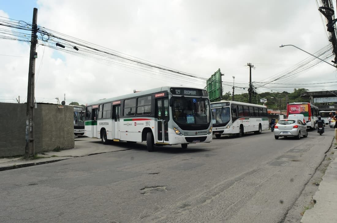 Ônibus sendo liberados após paralisação dos rodoviários nesta quarta-feira (22)