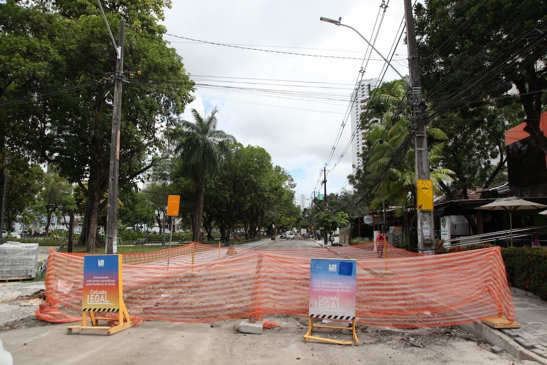 Obras no bairro de Casa Forte, ao lado da praça