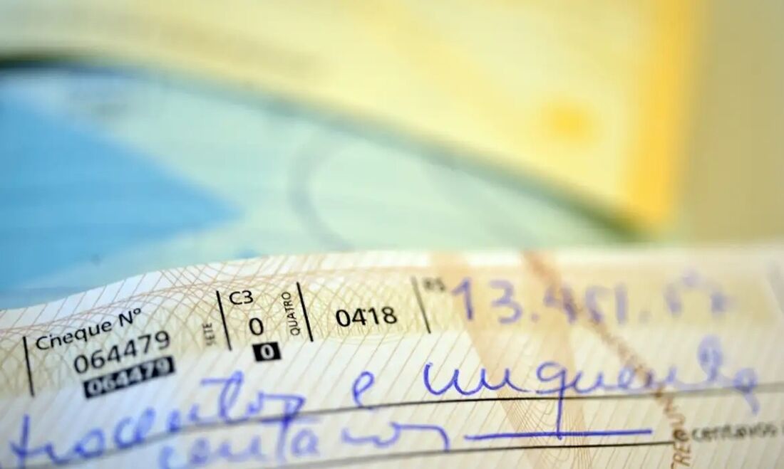 Cheque ainda é usado no Brasil apesar do avanço nos meios de pagamentos digitais e no Pix