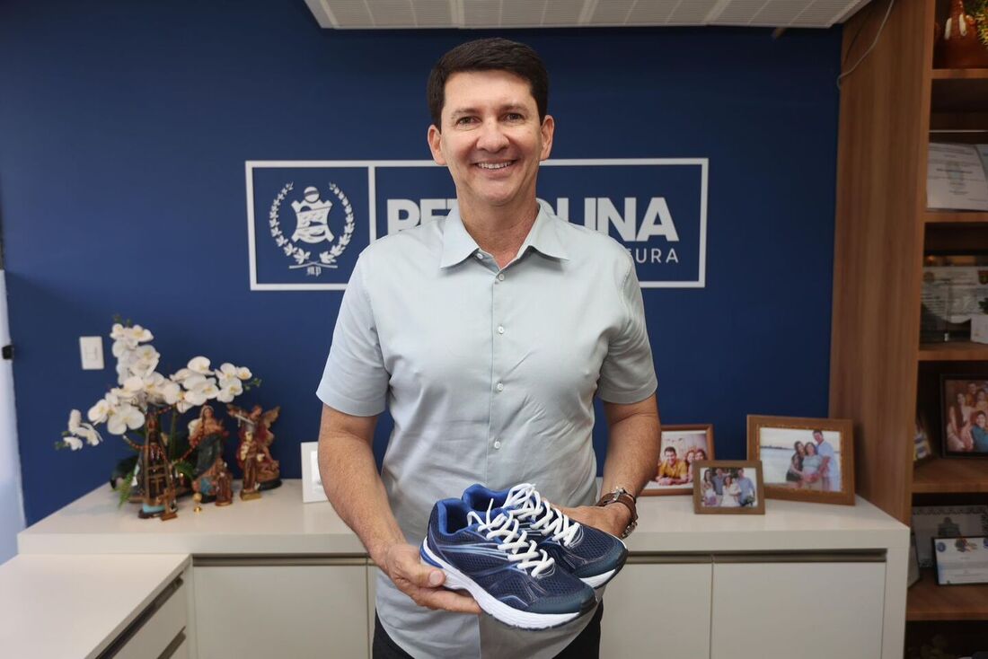 Petrolina anuncia fardamentos com tênis e sandálias para alunos das escolas e creches do Município