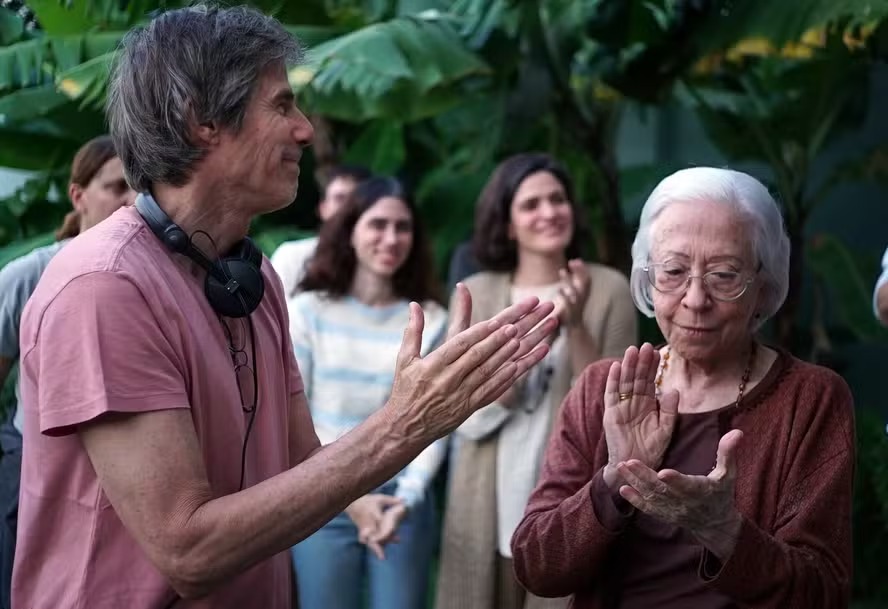 Walter Salles e Fernanda Montenegro nos bastidores das filmagens de 'Ainda estou aqui' 