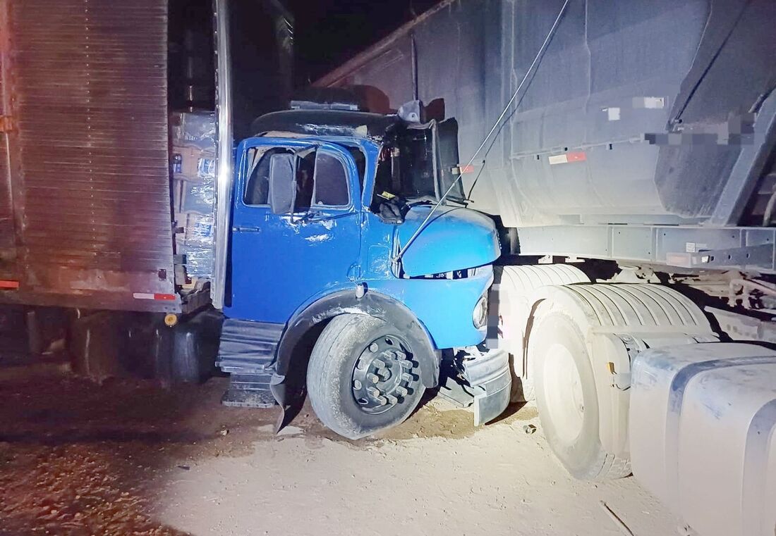 Colisão aconteceu na noite dessa quinta-feira (23)