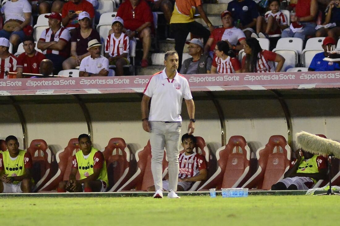 Marquinhos Santos, técnico do Náutico, durante Clássico das Emoções