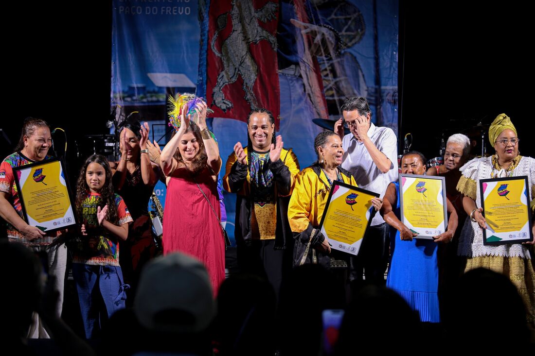 Cerimônia de diplomação dos novos patrimônios vivos do Recife, em frente ao Paço do Frevo