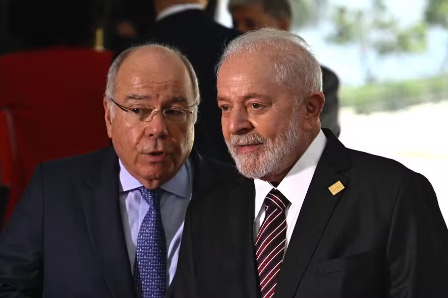 O presidente Lula e o ministro das Relações Exteriores do Brasil, Mauro Vieira, durante a Cúpula de Chefes de Estado do Mercosul e Estados Associados 