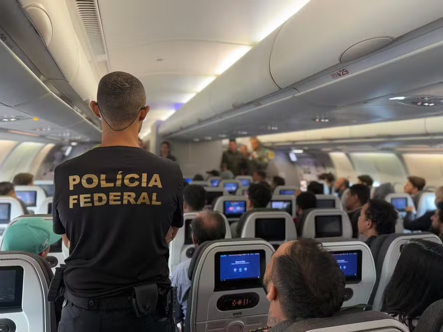 Voo da FAB com brasileiros deportados pelos EUA chegou em Belo Horizonte na noite deste sábado 