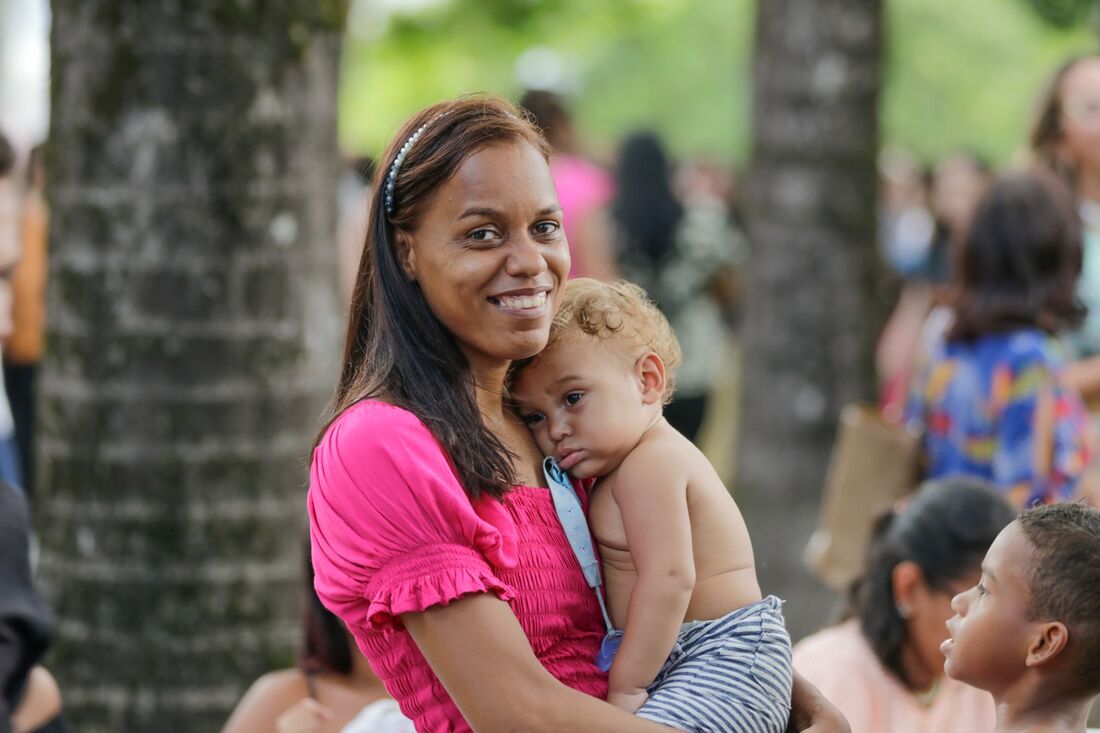 Mães de Pernambuco oferece apoio financeiro de R$ 300 mensais a mulheres em situação de vulnerabilidade.