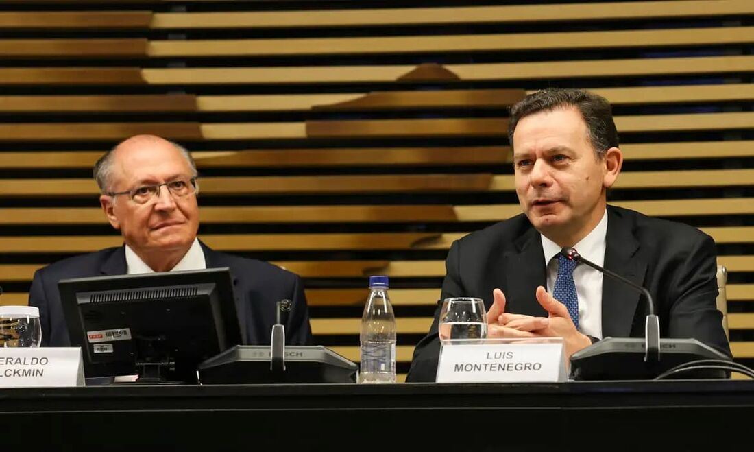 O primeiro-ministro de Portugal, Luís Montenegro (E), ao lado do vice-presidente da República e ministro do Desenvolvimento, Indústria, Comércio e Serviços, Geraldo Alckmin