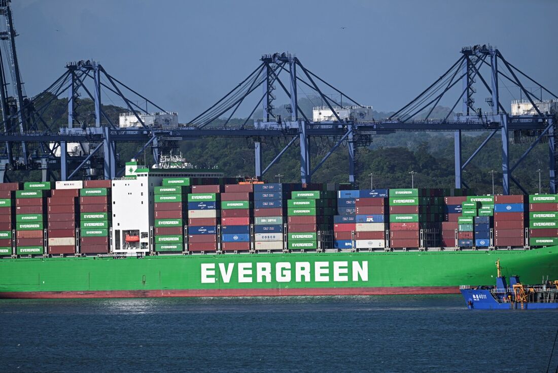 Um navio de carga espera no porto de Balboa antes de cruzar o Canal do Panamá, na Cidade do Panamá, em 4 de fevereiro de 2025