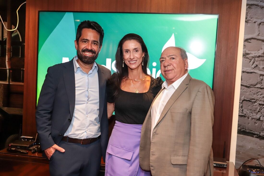 Alexandre Cunha, diretor regional da MedSênior, Dra. Priscila Valentim, vice-presidente de operações, e Maely Coelho, presidente da empresa