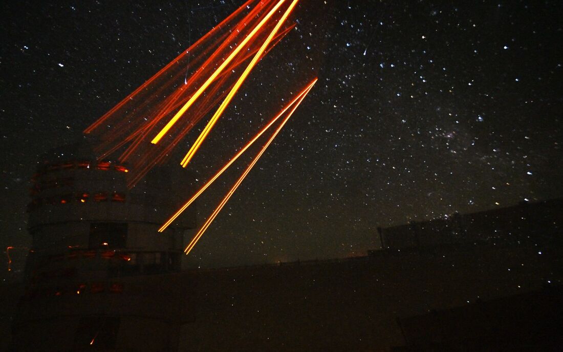 Imagem dos poderosos lasers emergindo do novo sistema de laser no Telescópio Principal 4 do Very Large Telescope do ESO, no Observatório do Paranal do ESO, no Monte Paranal, na Região de Antofagasta, no Chile