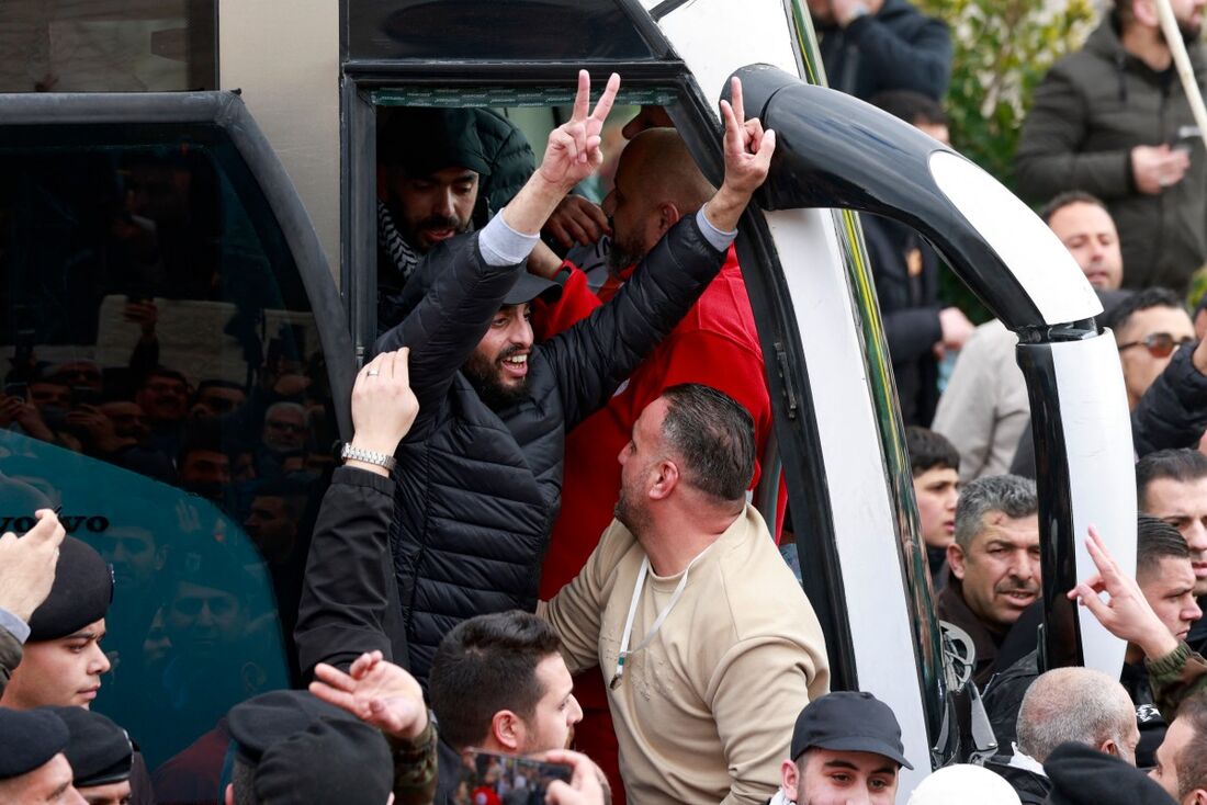 Ônibus com reféns chega a Ramallah