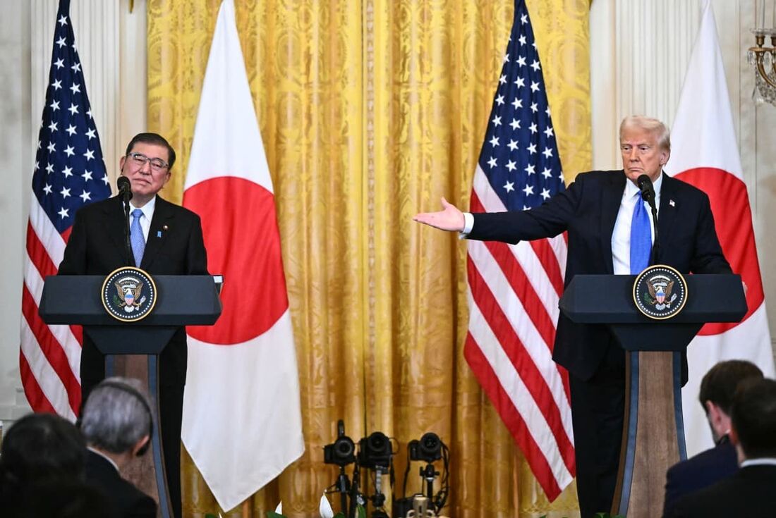 O presidente dos EUA, Donald Trump (direita), e o primeiro-ministro japonês, Shigeru Ishiba