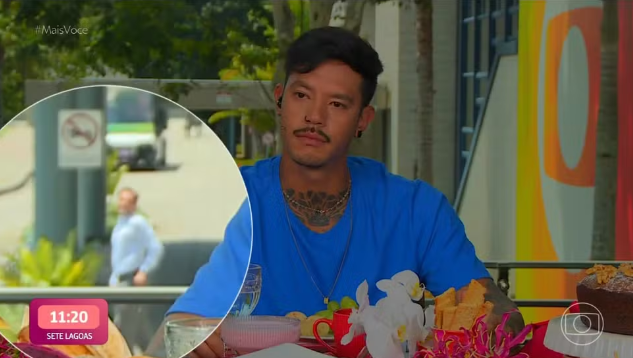 O ator Eduardo Sterblitch no fundo da entrevista do eliminado Gabriel