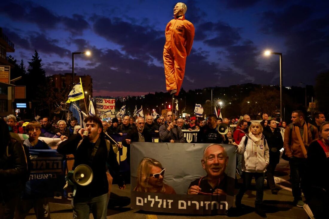 Parentes e apoiadores de reféns israelenses mantidos em cativeiro na Faixa de Gaza desde os ataques de 7 de outubro de 2023 por militantes palestinos, protestam pedindo ao governo um acordo para proteger os reféns