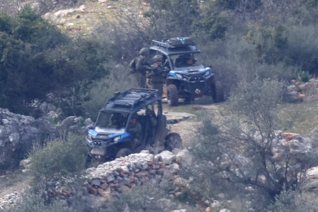 Forças do exército israelense patrulham a vila de Kfarshuba, no sul do Líbano
