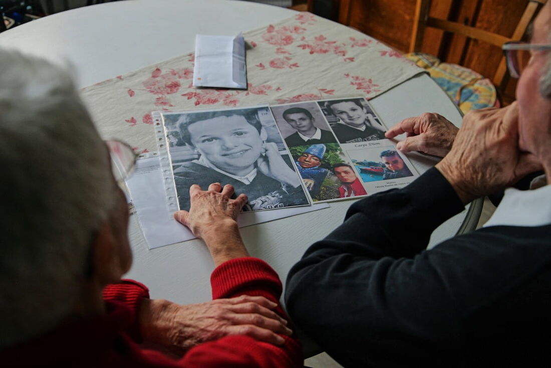 Roland e Mauricette Vinet olham para as fotografias do seu neto Mathis, vítima do cirurgião francês Joel Le Scouarnec quando tinha 10 anos