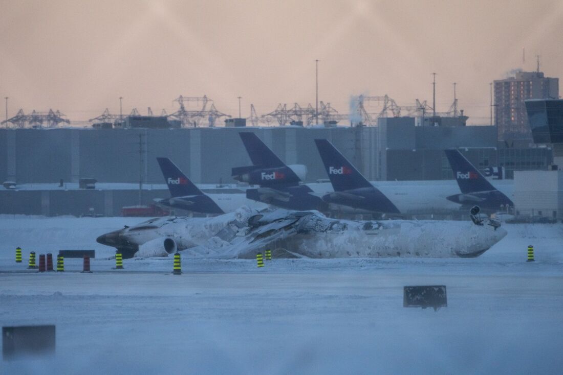 O local do acidente do avião da Delta Airline coberto de neve no Aeroporto Internacional Toronto Pearson em 18 de fevereiro de 2025 em Toronto, Canadá