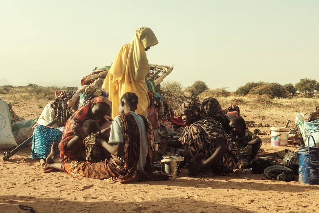 Sudaneses deslocados, que fugiram do campo de Zamzam, se reúnem perto da cidade de Tawila, no norte de Darfur