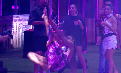 Aline na barra de Pole Dance na Festa do BBB 25