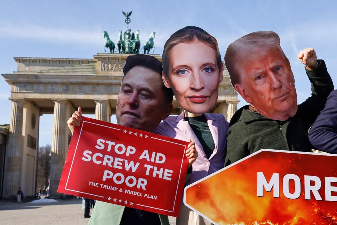 Ativistas usando máscaras do CEO da Tesla e da SpaceX, Elon Musk, da principal candidata do partido de extrema direita Alternativa para a Alemanha (AfD), Alice Weidel, e do presidente dos EUA, Donald Trump