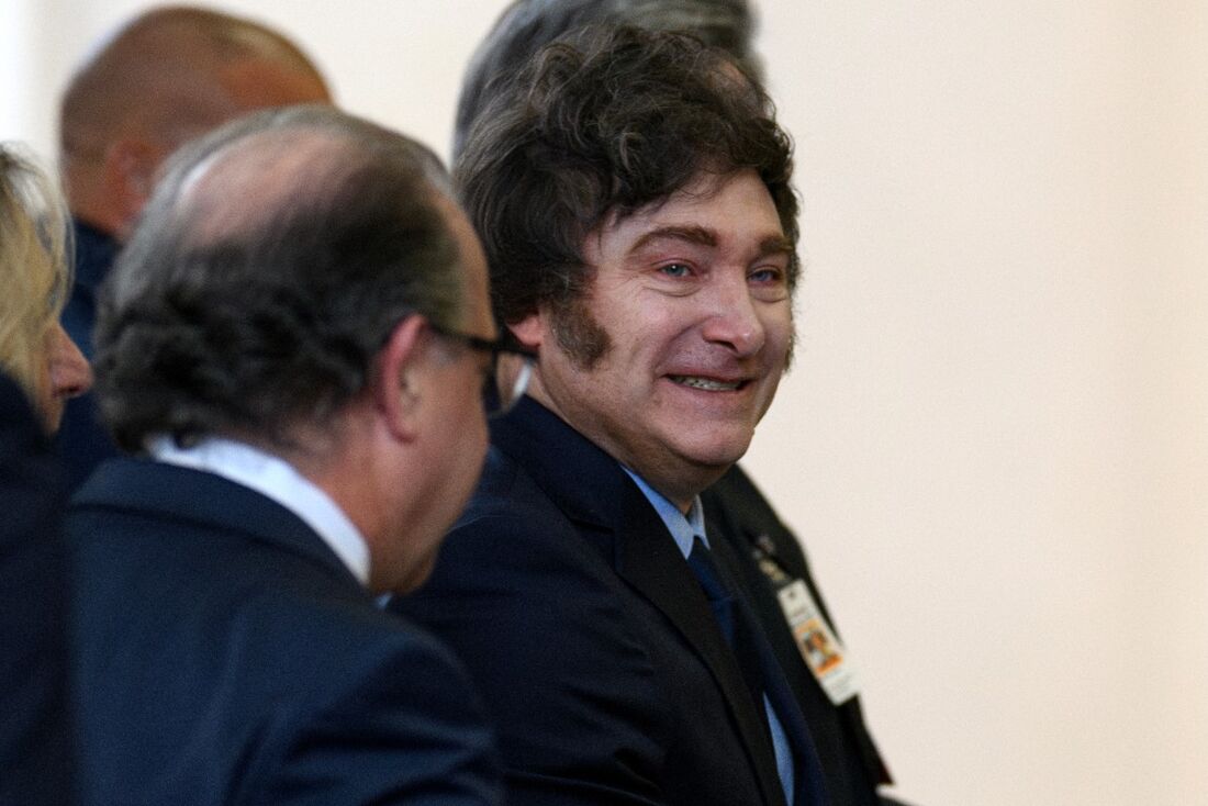 O presidente da Argentina, Javier Milei (C), chega à sede do Fundo Monetário Internacional (FMI) em Washington, DC