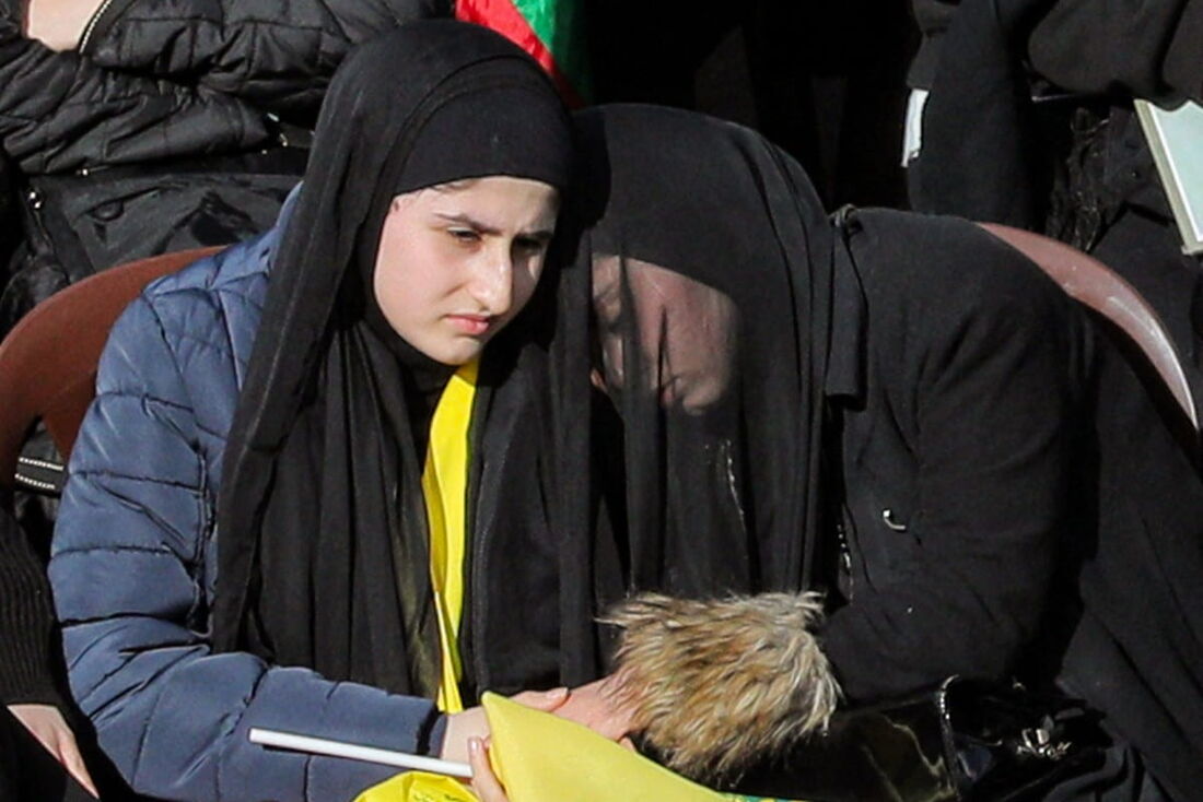 Em luto, moradores comparecem ao funeral dos líderes mortos do Hezbollah