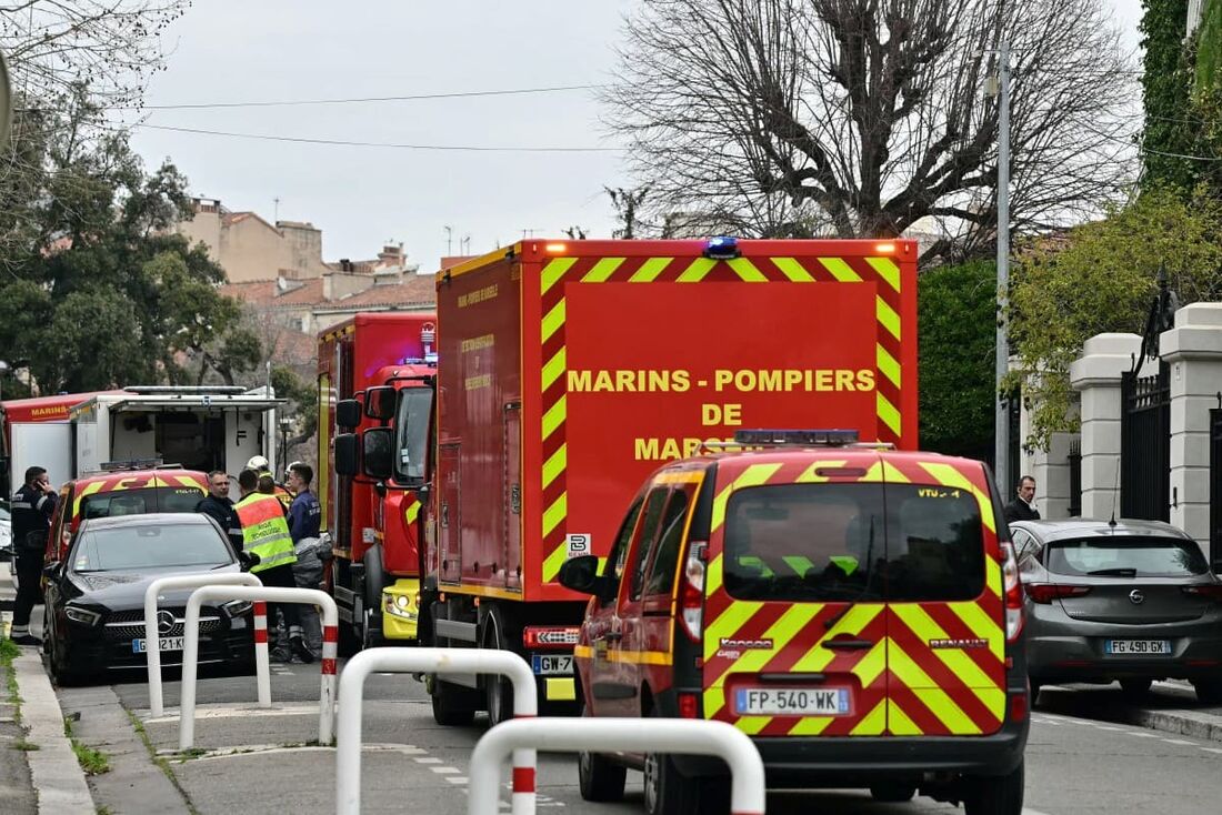 Caminhões do Batalhão de Incêndio Naval de Marselha (Marins-Pompiers de Marseille) estão estacionados em frente ao consulado russo em Marselha, após três dispositivos explosivos improvisados terem sido lançados