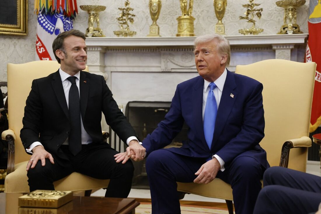 O presidente dos EUA, Donald Trump, se reúne com o presidente francês, Emmanuel Macron, no Salão Oval da Casa Branca, em Washington, DC